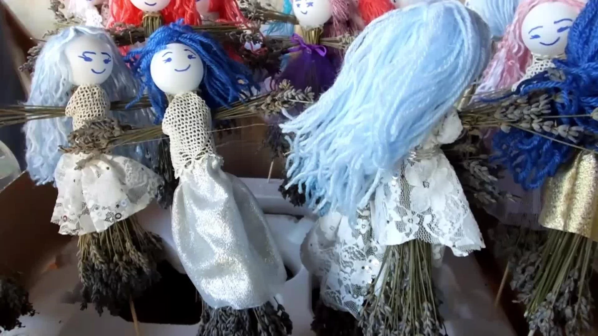 Balıkesir\'de engelli vatandaşlar festival için lavanta bebek üretiyorlar