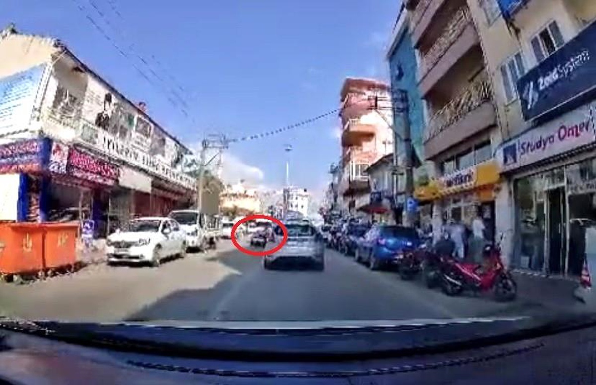 Bursa\'da motosikletin kaza anı kameralarda