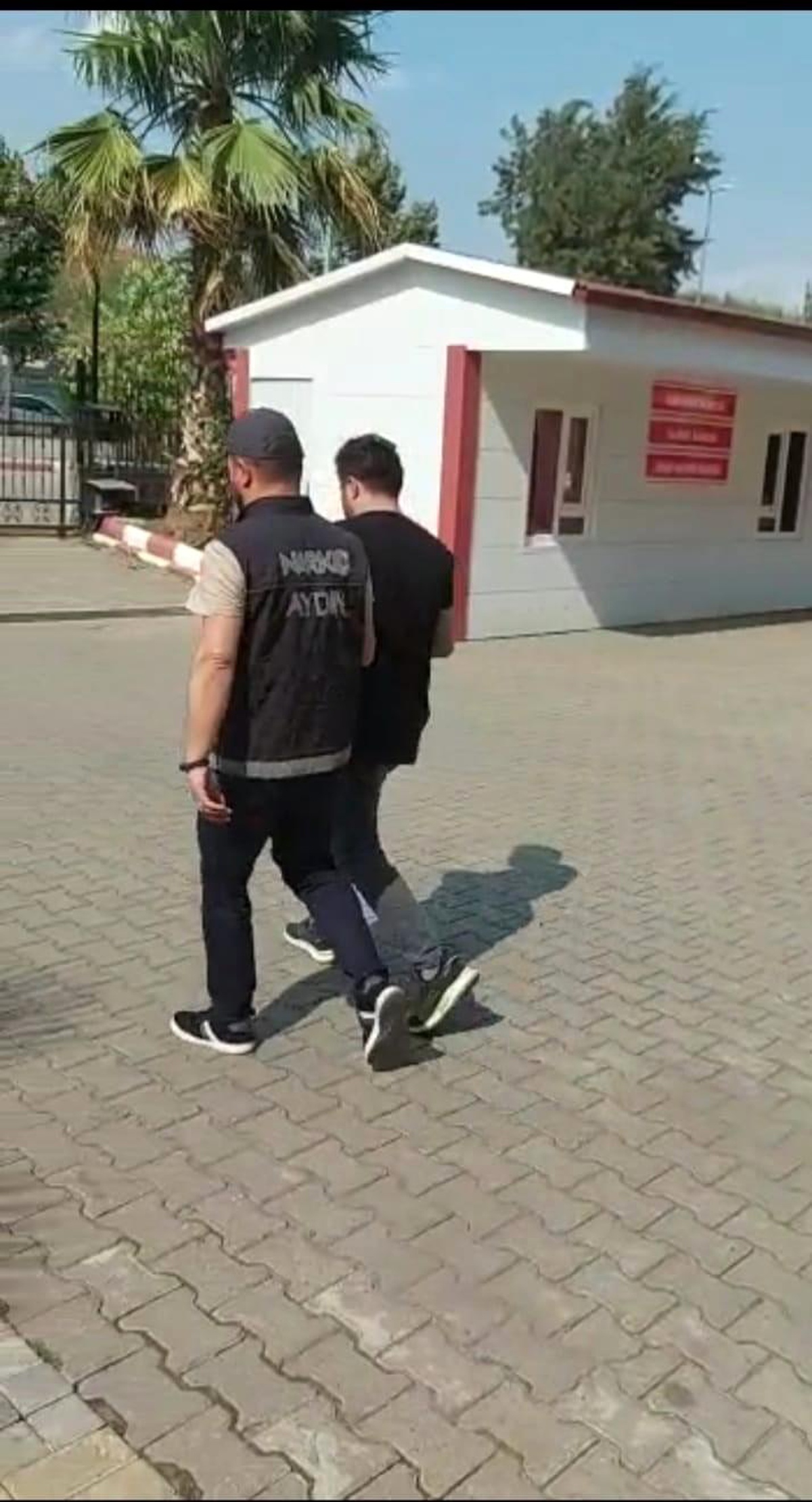 Çalıştığı iş yerinde uyuşturucu satışı yaptı, narkotik ekiplerinden kaçamadı