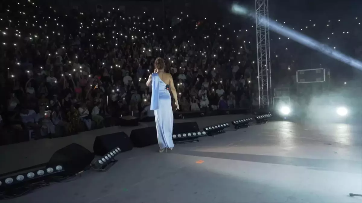 Ebru Yaşar, Gelirleriyle Hatıra Ormanı Oluşturulması İçin Düzenlediği Konserlerine Ayvalık\'ta Devam Etti