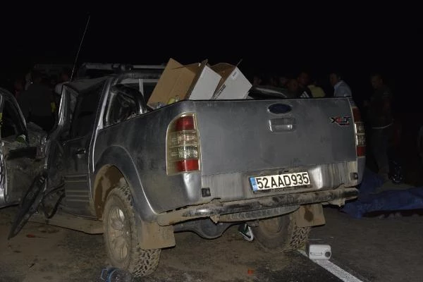Ehliyetsiz sürücünün kullandığı kamyonet, TIR'a arkadan çarptı: 3 ölü