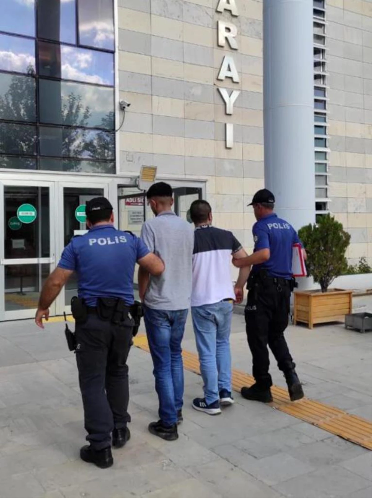Elazığ\'da kamyonet çaldıklarıyla iddiasıyla yakalanan 2 zanlından biri tutuklandı