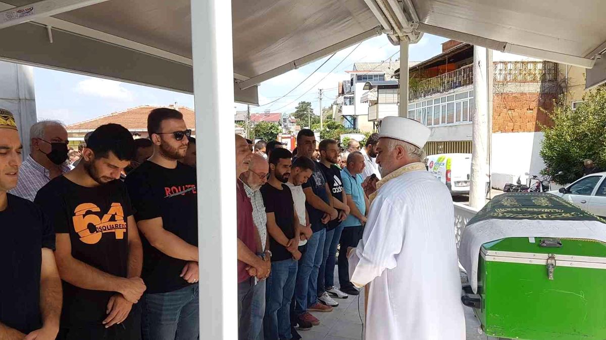 Emniyet şeridinde aracın çarptığı genç son yolculuğuna uğurlandı