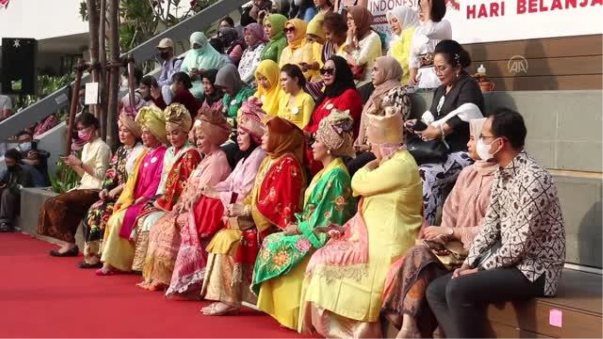 Endonezyalı kadınlar geleneksel kıyafet olan Kebaya\'nın UNESCO Kültürel Miras Listesi\'ne girmesini istiyor