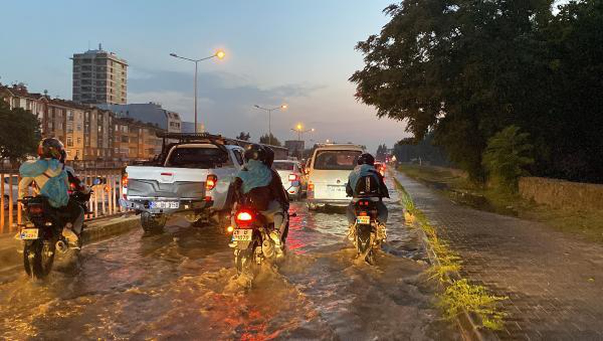 Eskişehir\'de sağanak; cadde ve sokaklar suyla doldu