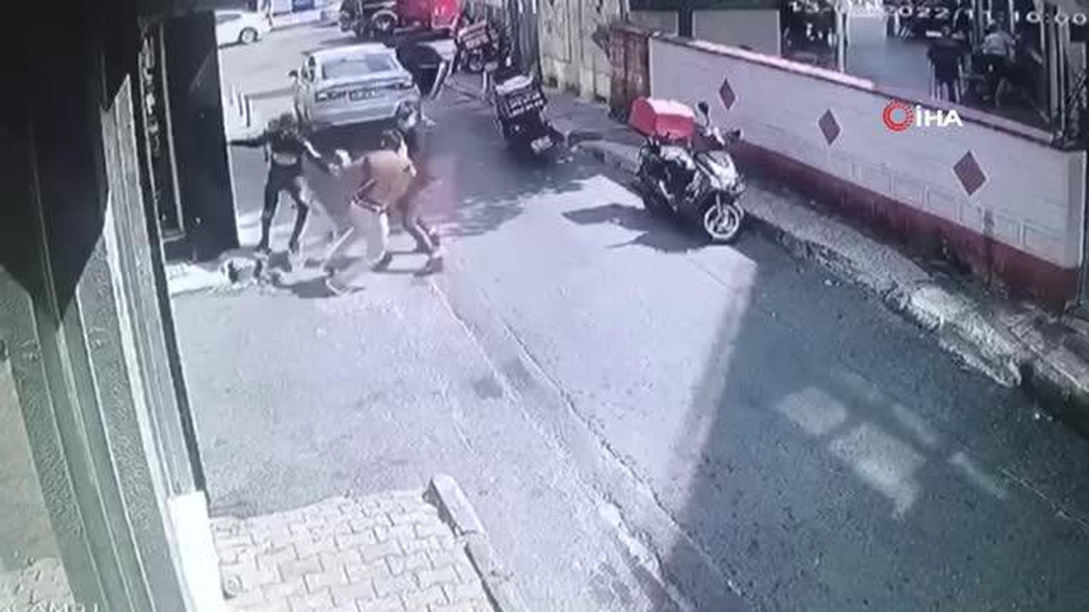 İstanbul\'da film sahnelerini aratmayan olay kamerada: Biber gazı sıkıp kaçırmaya çalıştılar