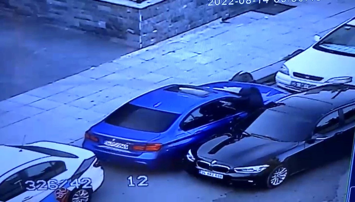 İstanbul\'da lüks otomobillerden ön konsol hırsızlığı kamerada