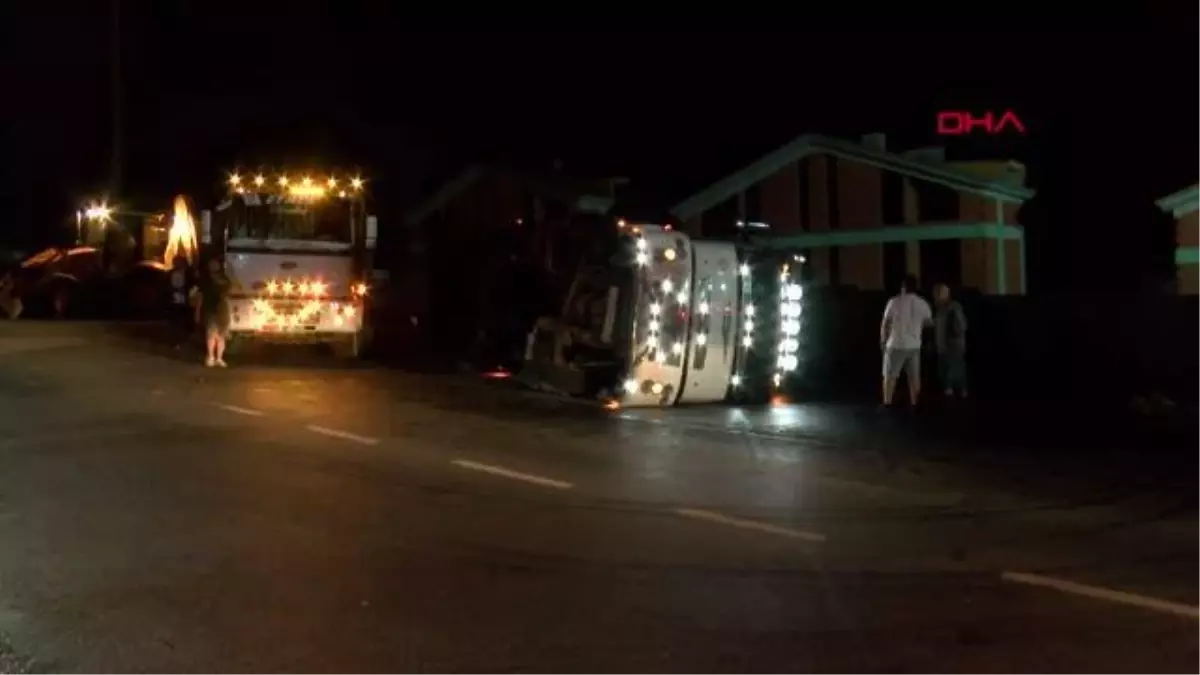 İSTANBUL-SARIYER\'DE KONTROLDEN ÇIKAN KAMYON DEVRİLDİ: 1 YARALI