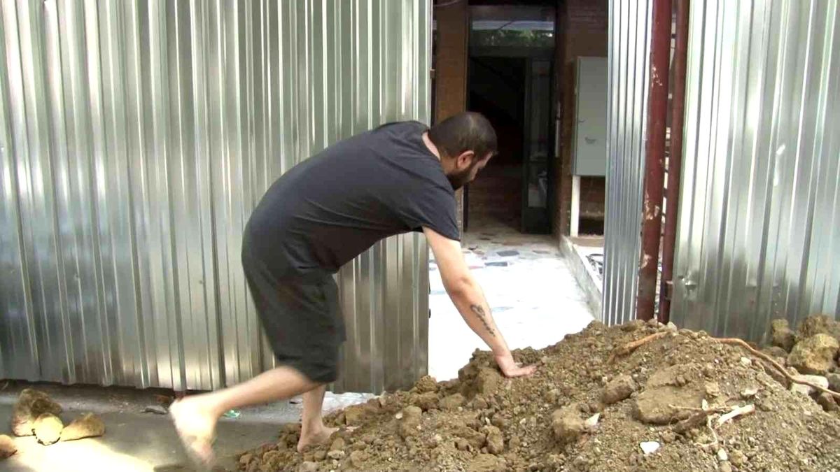 Kadıköy\'de apartman girişine moloz döktüler, bina sakinleri mahsur kaldı