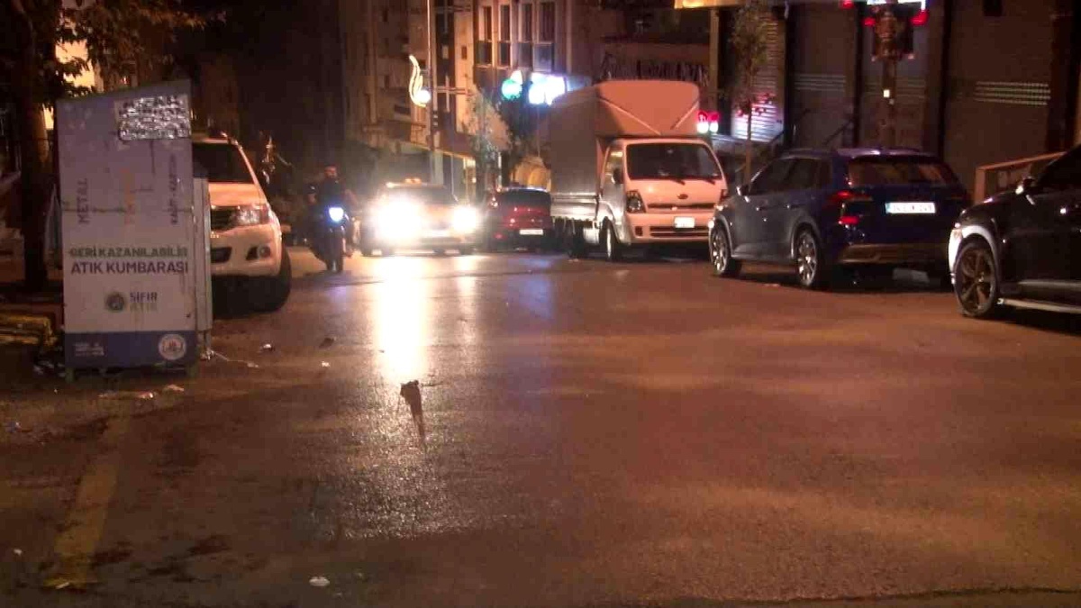 Kağıthane\'de motosikletle önünü kestikleri şahsı öldüresiye dövüp, otomobiline taşla böyle saldırdılar