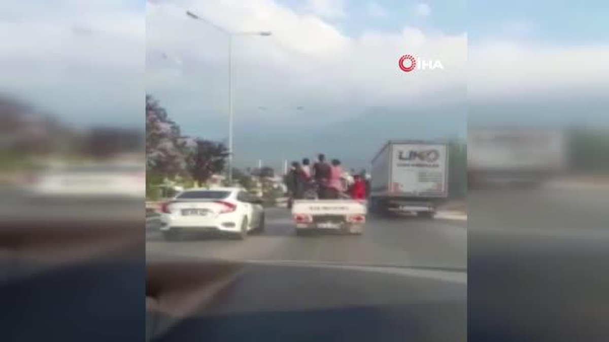 Bursa\'da kamyonet arkasında tehlikeli yolculuk kamerada