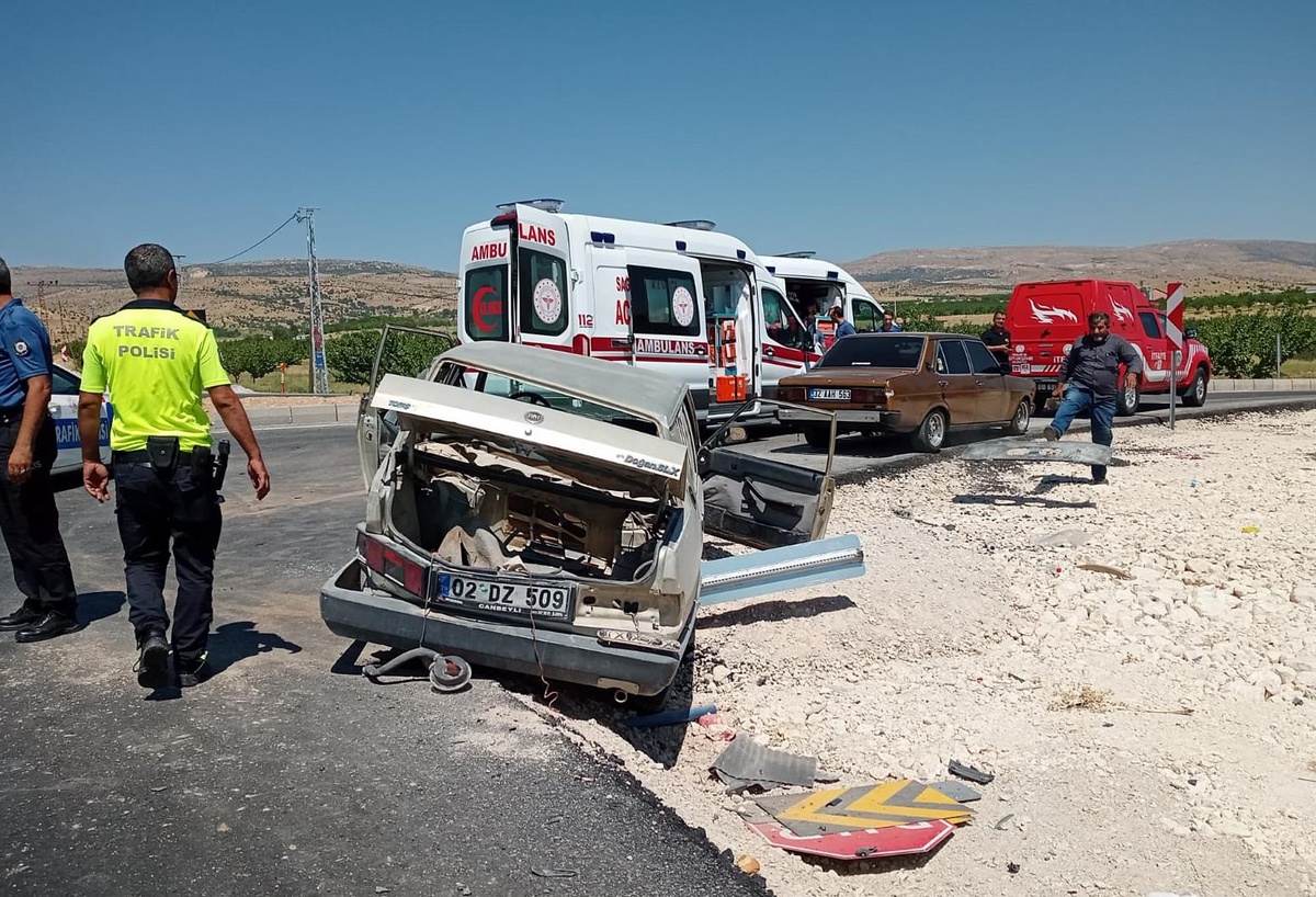 Malatya\'da iki otomobilin çarpıştığı kazada 11 kişi yaralandı