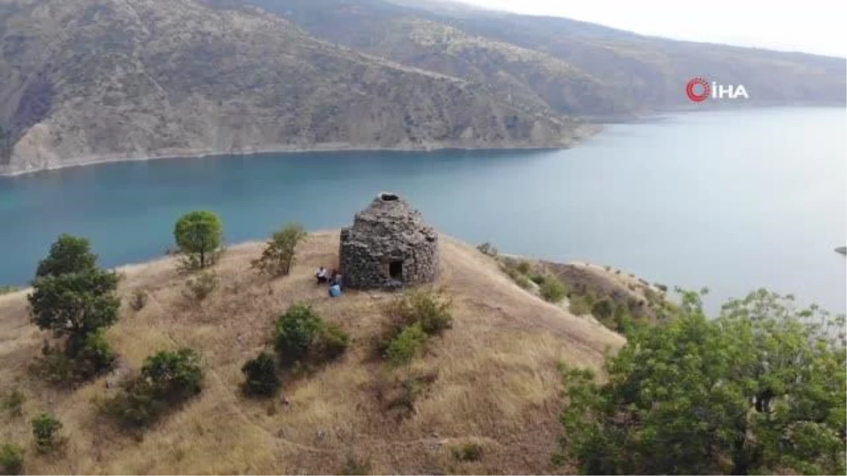 Manzarası ile dikkat çeken 800 yıllık kümbet zamana direniyor