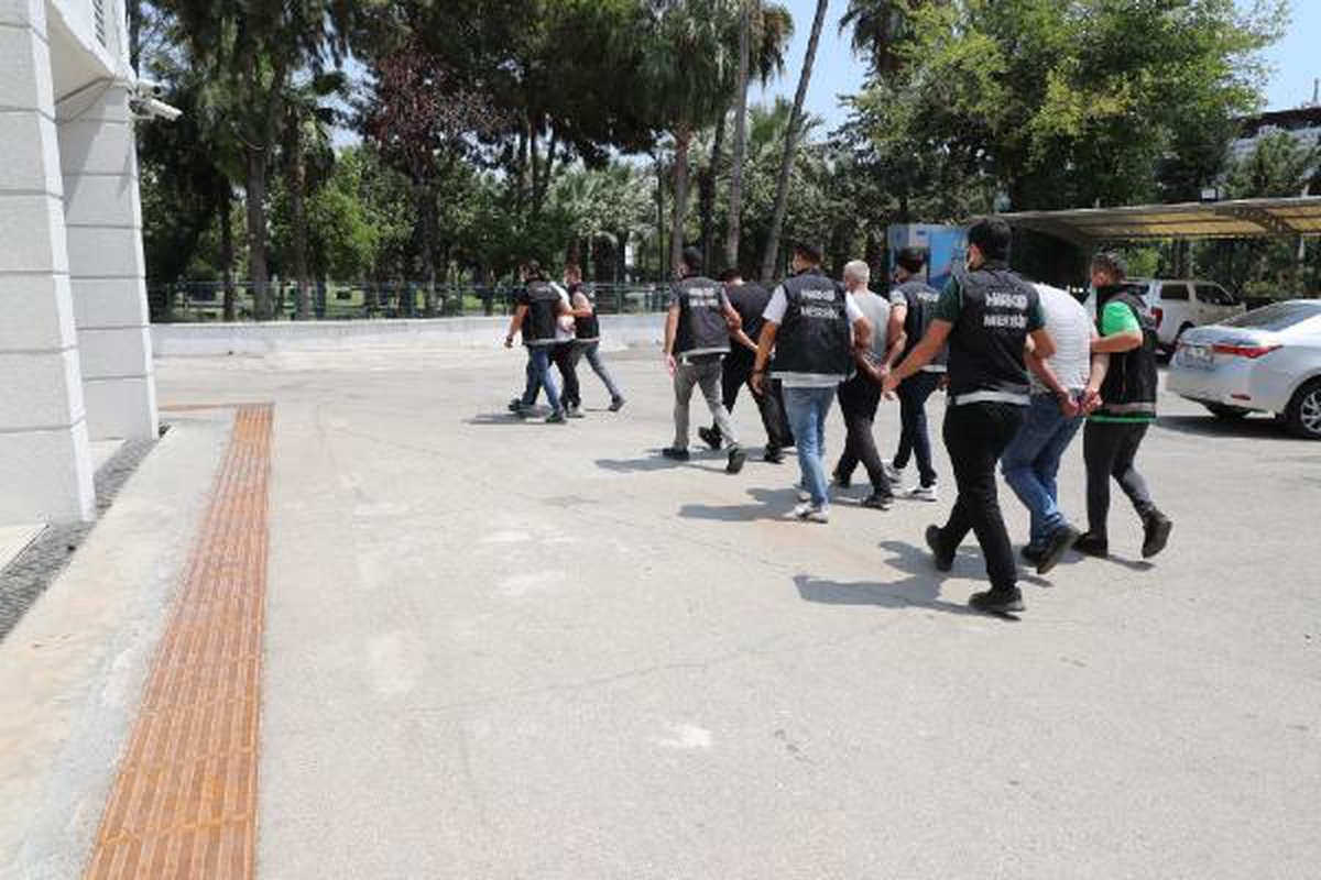 Mersin\'de ele geçirilen 2 milyon uyuşturucu hapın şüphelileri adliyede