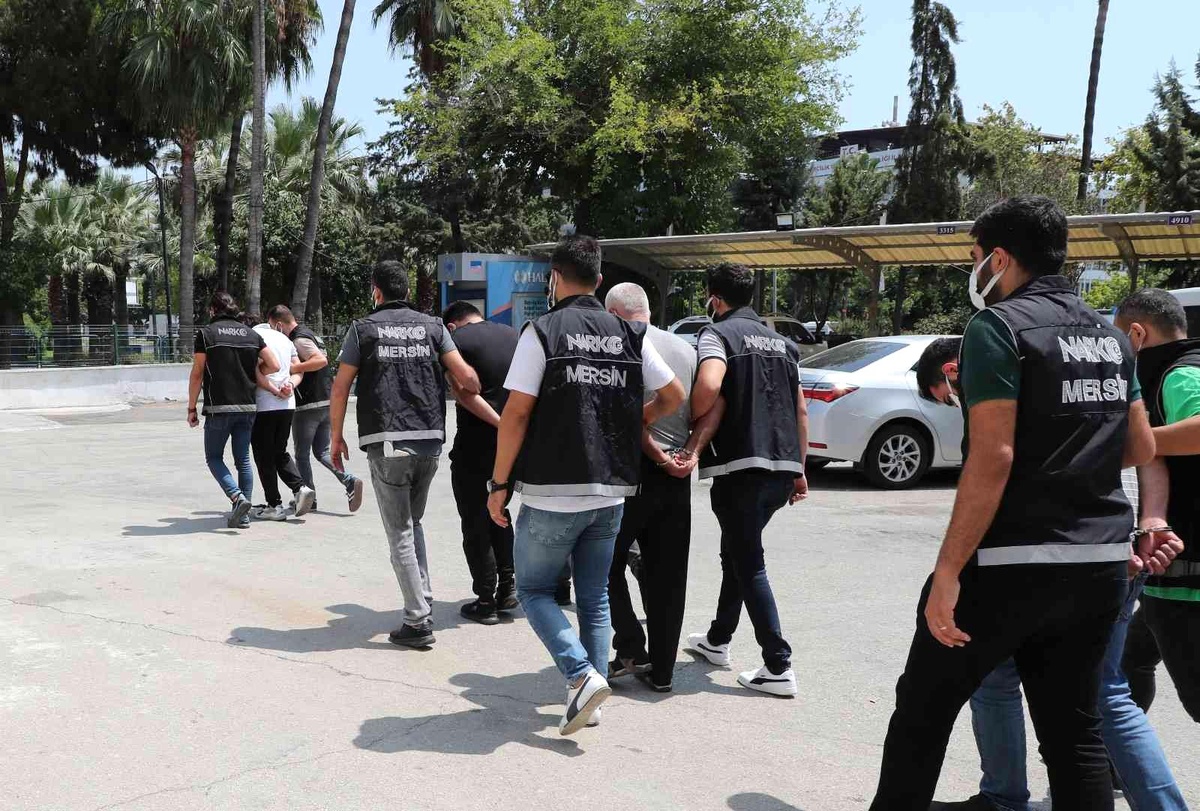 Mersin\'deki 2 milyon uyuşturucu hap operasyonunun zanlıları adliyeye sevk edildi