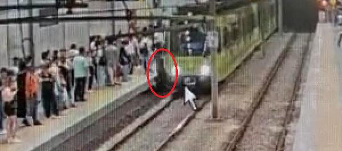 Metronun önüne atladı, vatman son anda durdu; o anlar kamerada