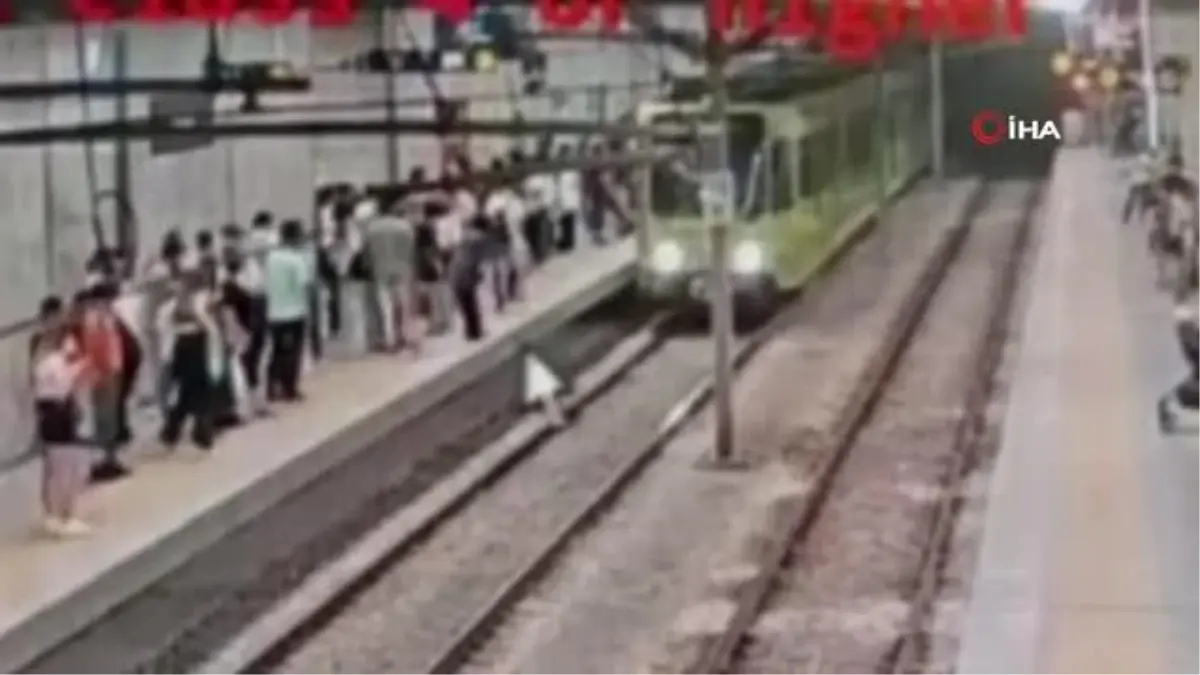 Metronun önüne atlayan kişi, yürekleri ağza getirdi