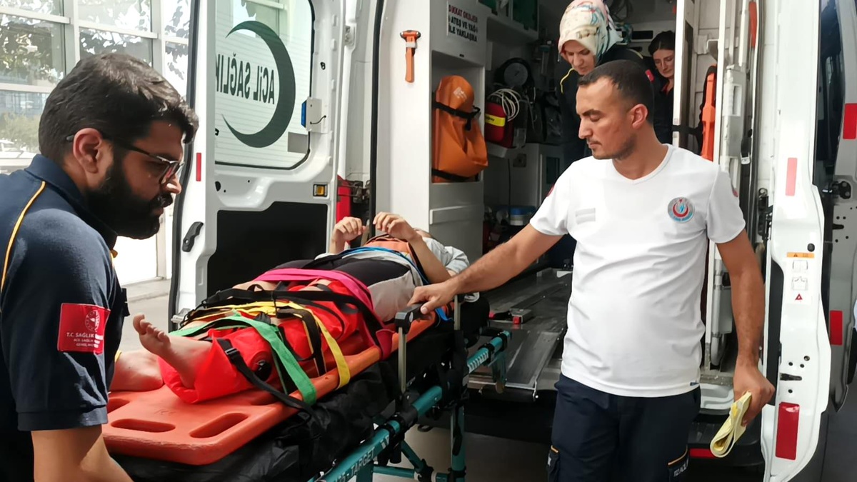 Hafif ticari araç elektrikli bisiklete çarptı: 1 yaralı