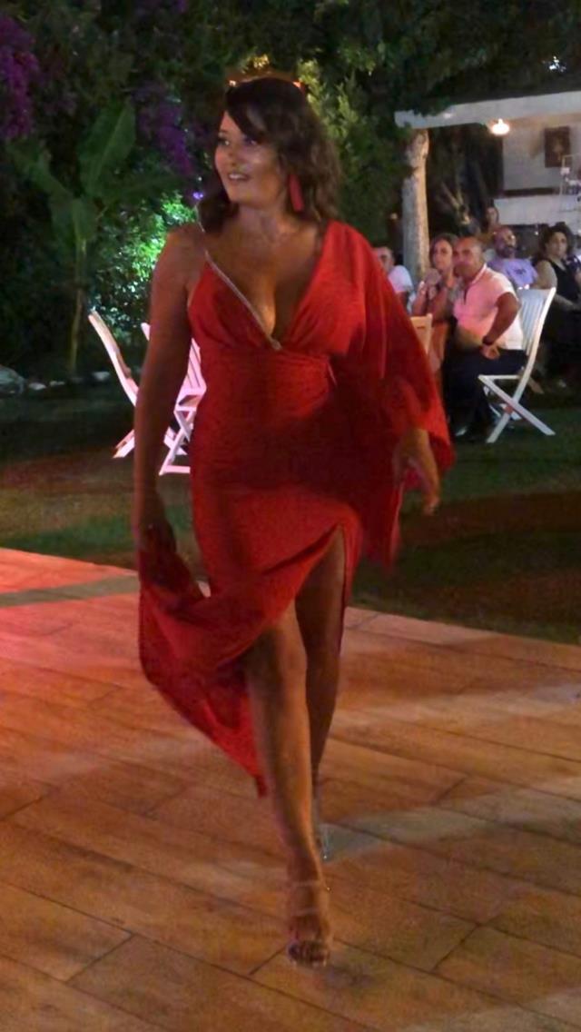 Nurgül Yeşilçay, yeğeninin düğününde dekolteli elbisesiyle kurtlarını döktü! Yazdığı not ise bomba Nurgül Yeşilçay, yeğeninin düğününde dekolteli elbisesiyle kurtlarını döktü! Yazdığı not ise bomba