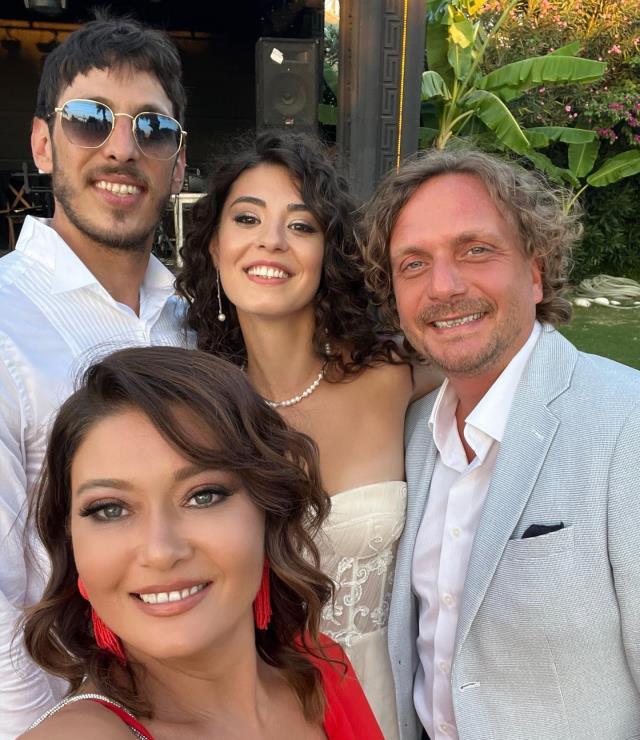 Nurgül Yeşilçay, yeğeninin düğününde dekolteli elbisesiyle kurtlarını döktü! Yazdığı not ise bomba Nurgül Yeşilçay, yeğeninin düğününde dekolteli elbisesiyle kurtlarını döktü! Yazdığı not ise bomba