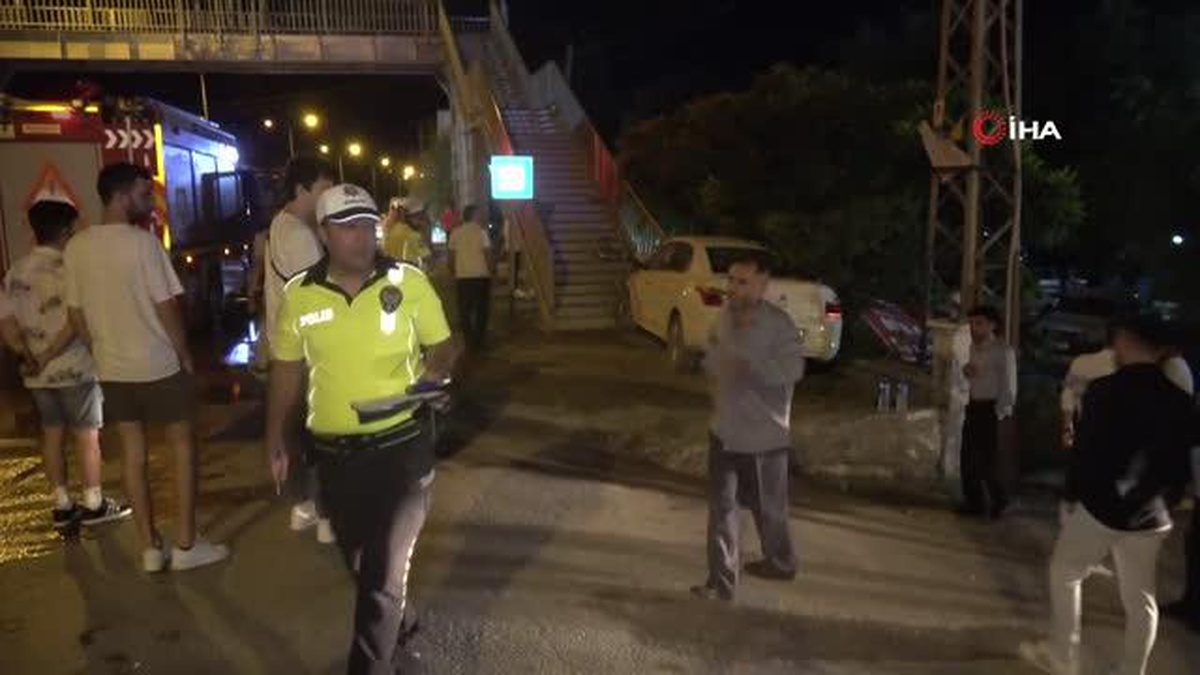 Otomobil yaya üst geçidine çarptı: 4 yaralı