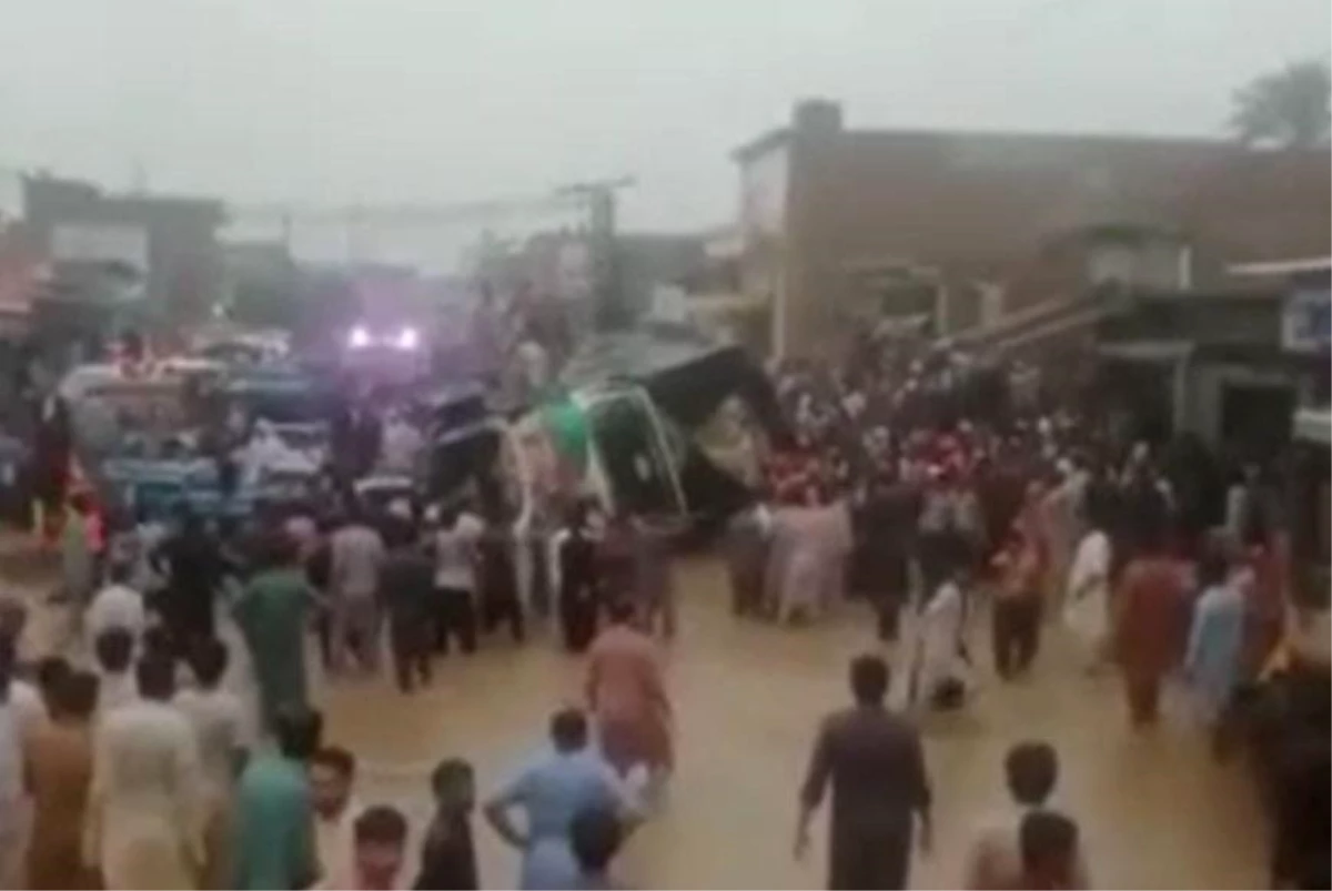 Pakistan\'da kamyon yolcu otobüsünün üzerine devrildi: 13 ölü, 5 yaralı