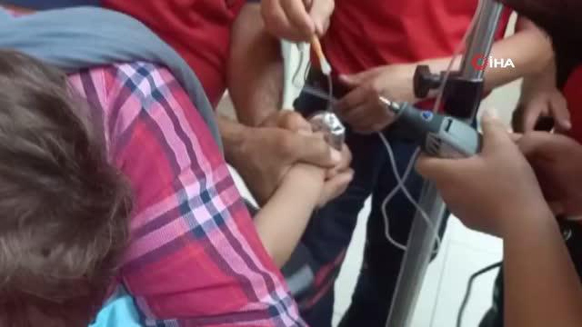 Niğde\'de parmağını musluk yüzüğüne sıkıştıran çocuğu itfaiye ekipleri kurtardı.