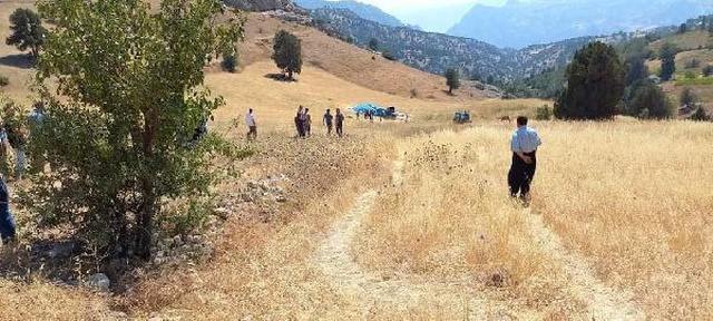 Dengesini kaybedip patoz makinesine düşen çiftçi feci şekilde can verdi Dengesini kaybedip patoz makinesine düşen çiftçi feci şekilde can verdi