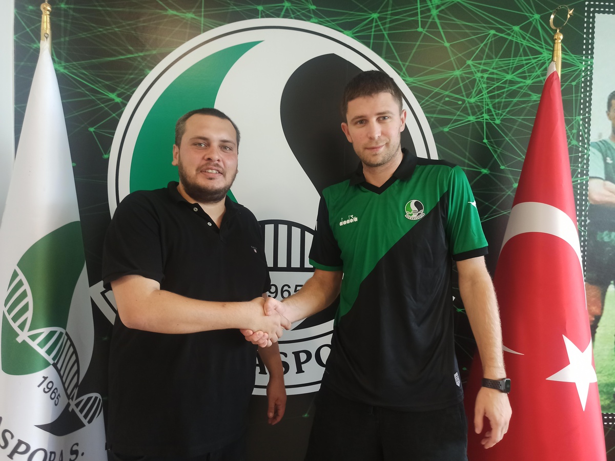 Sakaryaspor forvet oyuncusu Artem Kravets\'i renklerine bağladı