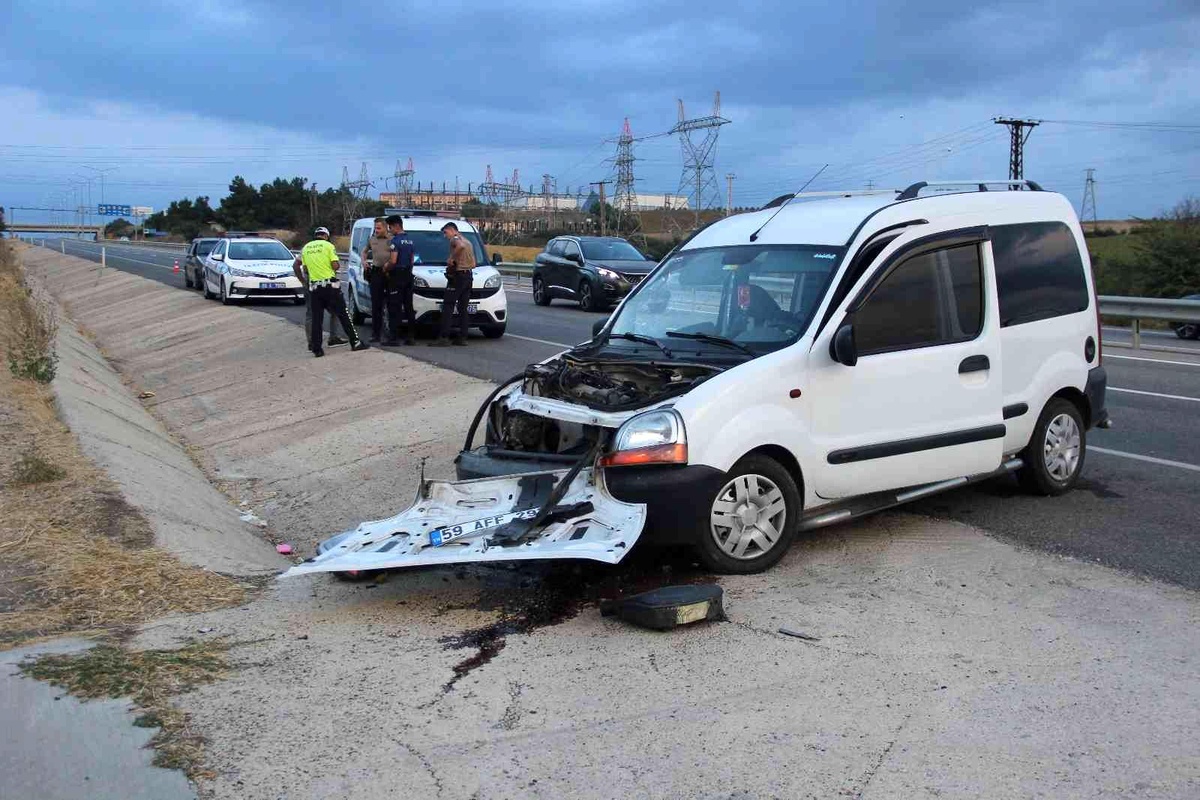Tekirdağ\'da hafif ticari araç su kanalına çarptı: 2 yaralı