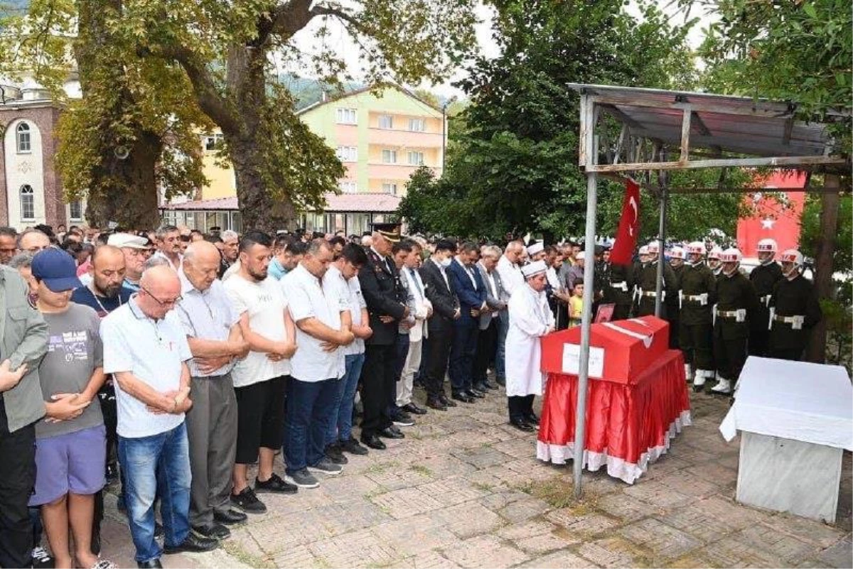 Trafik kazasında hayatını kaybeden uzman çavuş Sinop\'ta toprağa verildi