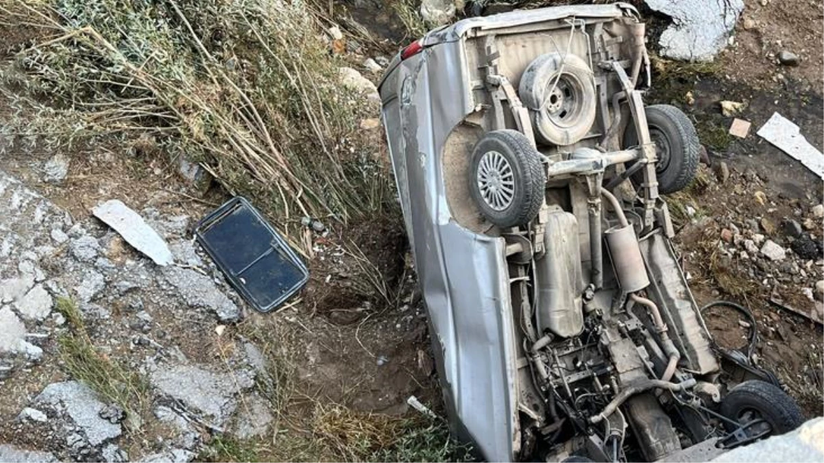Afyonkarahisar\'da 7 metrelik menfezden aşağı düşen minibüsteki 2 kişi feci hayatını kaybetti