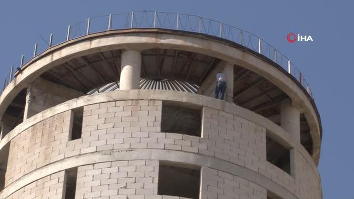 Ailesi tarafından terk edilen adam 12 katlı kuleye çıktı, ekipler ikna etti
