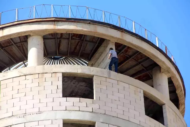 Ailesi tarafından terk edilen şahıs intihar etmek için çıktığı kulede ikna edildi