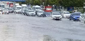 Ankara'da fırtına ve sağanak hayatı felç etti