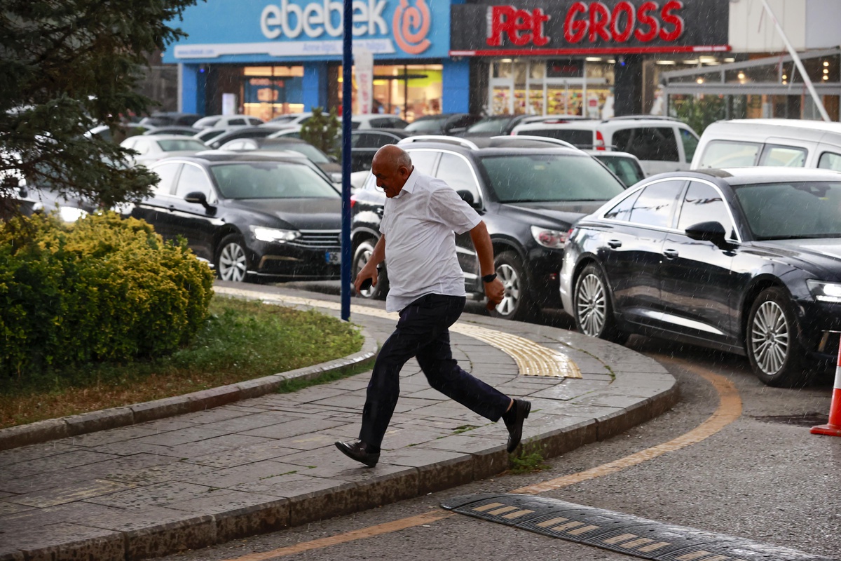 Ankara\'da fırtına ve sağanak hayatı felç etti