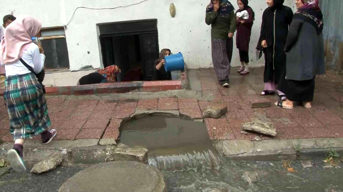 Arnavutköy\'de 6 ev ve 1 iş yerini su bastı