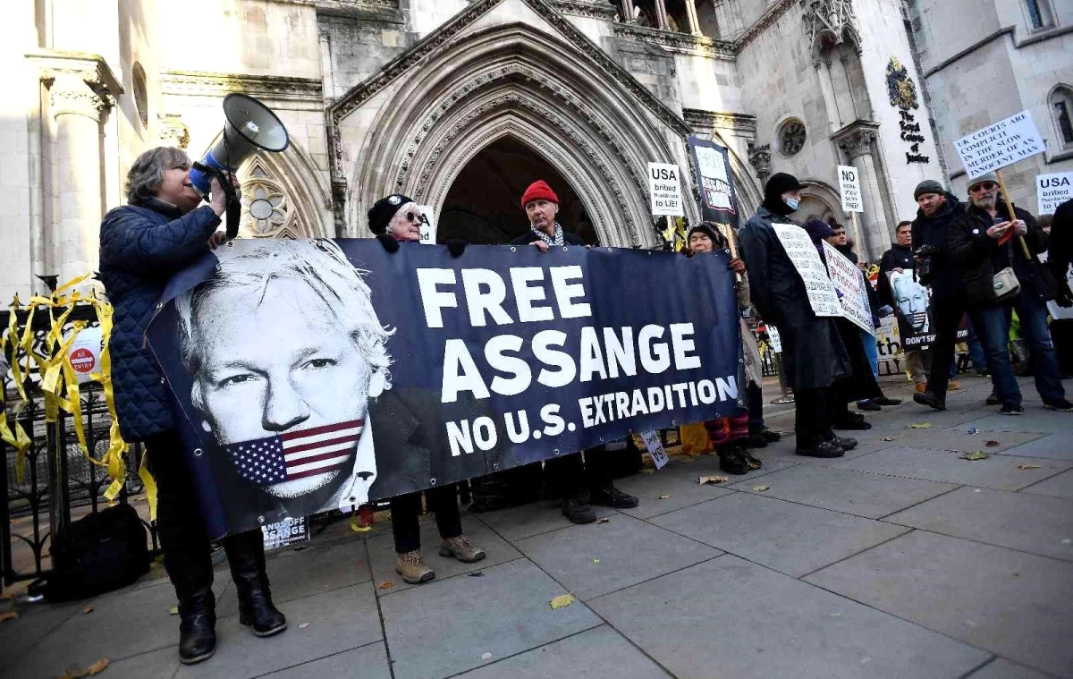Assange ile görüşen ABD\'li gazeteci ve avukatlar gözetlendikleri iddiası ile CIA\'ye dava açtı