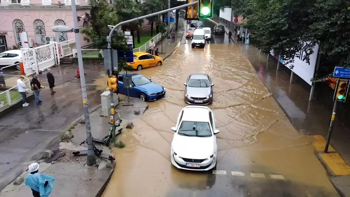 Tarihi Kapalı Çarşı\'yı su bastı, esnaf zor anlar yaşadı