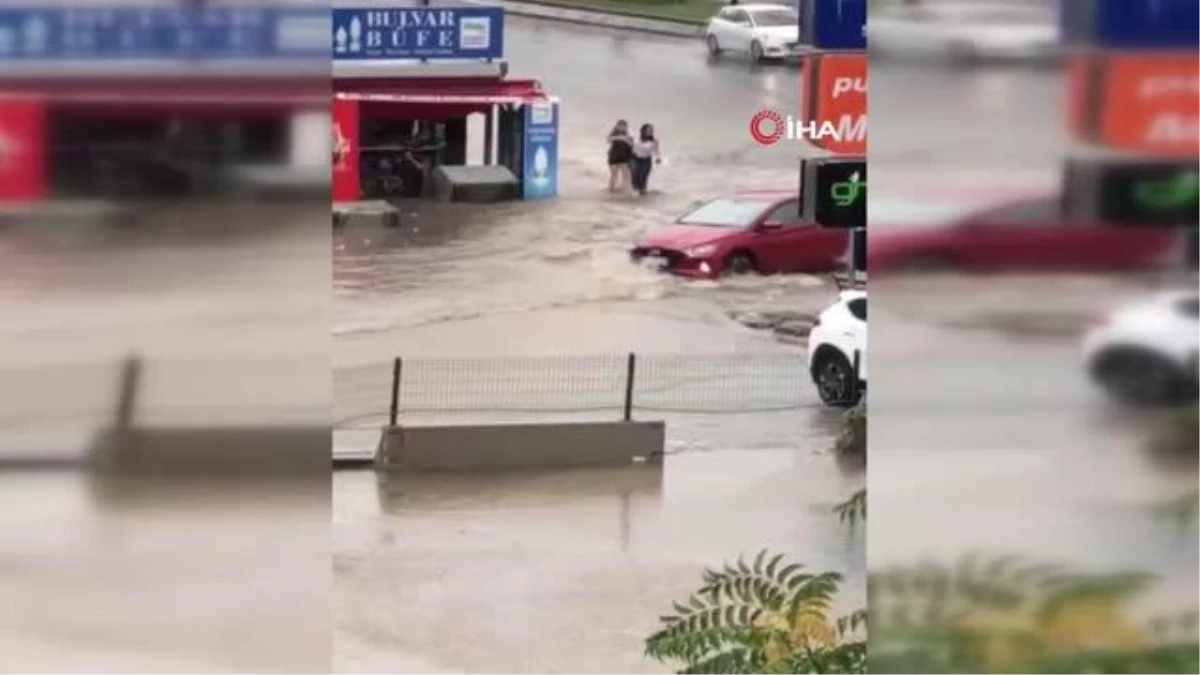 Başkentteki fırtınada sel sularına kapılan genç kızı bir vatandaş kurtardı