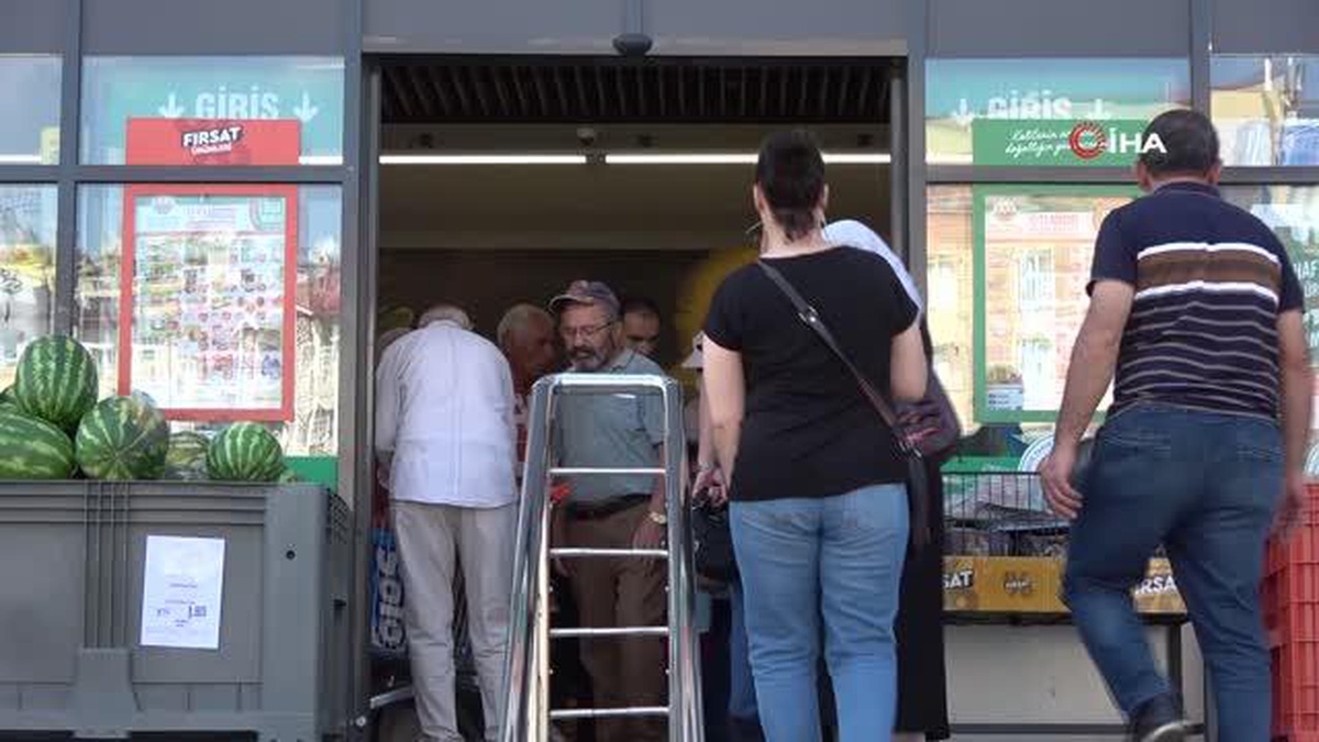 Bazı tüketiciler yeni etiket fiyatlarını uygun bulurken, birçok tüketici de indirimi hissetmediklerini dile getirdi