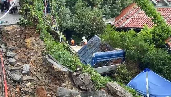 İstanbul Beykoz'da istinat duvarı çöktü: 1 kişi göçük altında