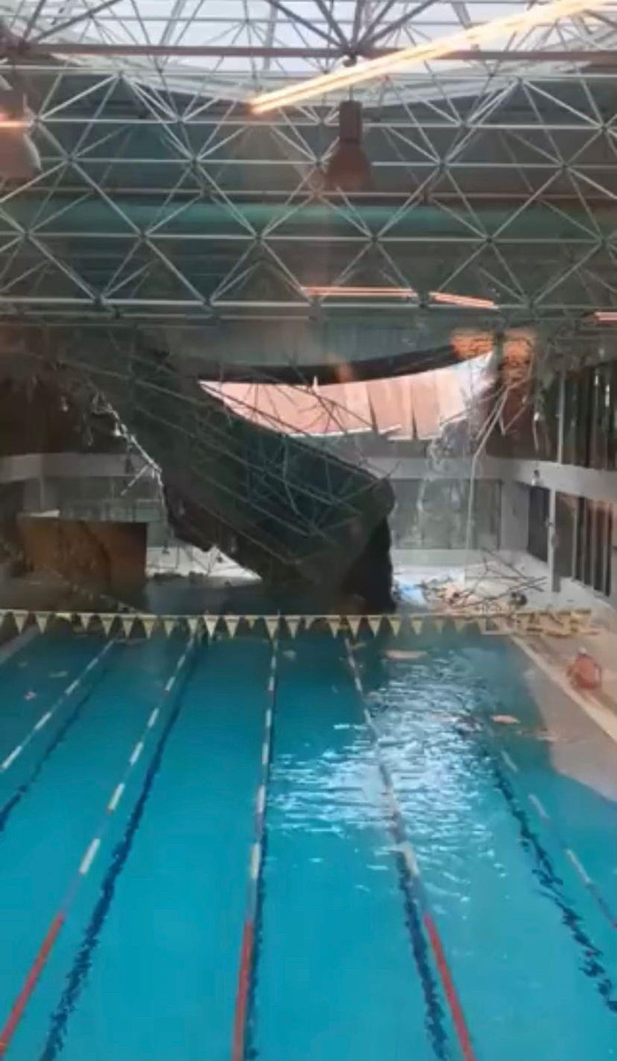 Beykoz\'da şiddetli yağmura dayanamayan spor salonunun çatısı çöktü