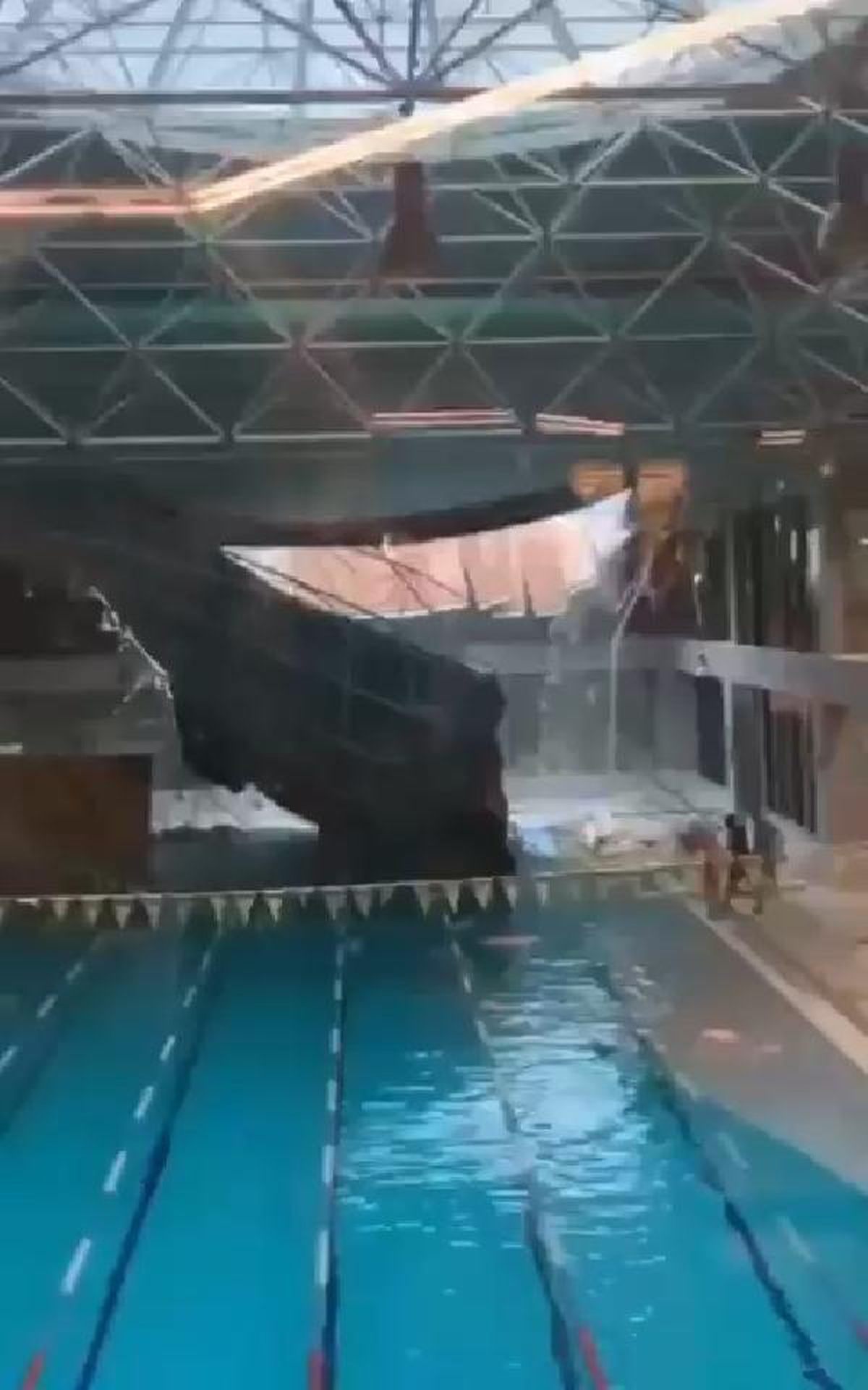 BEYKOZ\'DA SPOR SALONUNUN ÇATISI ÇÖKTÜ