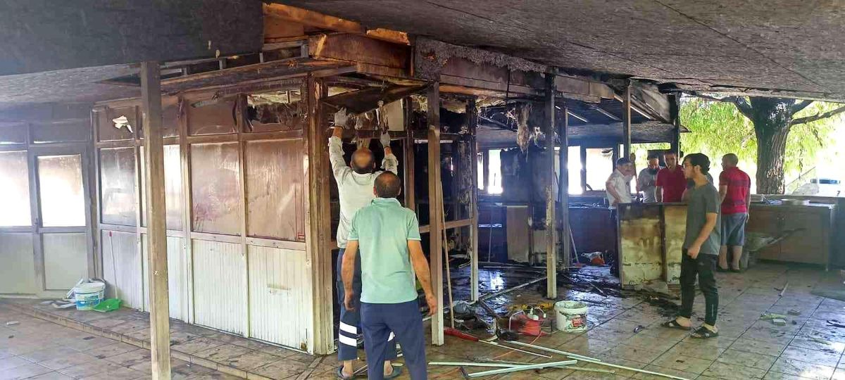 Bingöl\'de yanan büfe kullanılmaz hale geldi