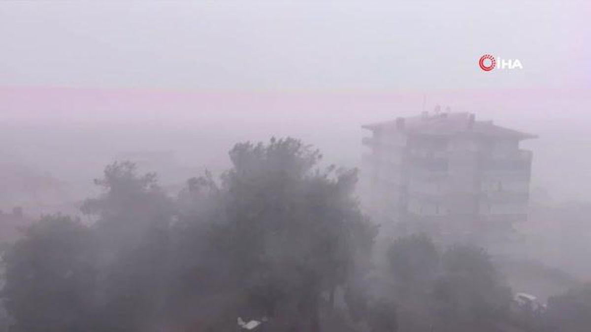 Bursa\'da sağanak yağış sele dönüştü, araçlar yolda mahsur kaldı