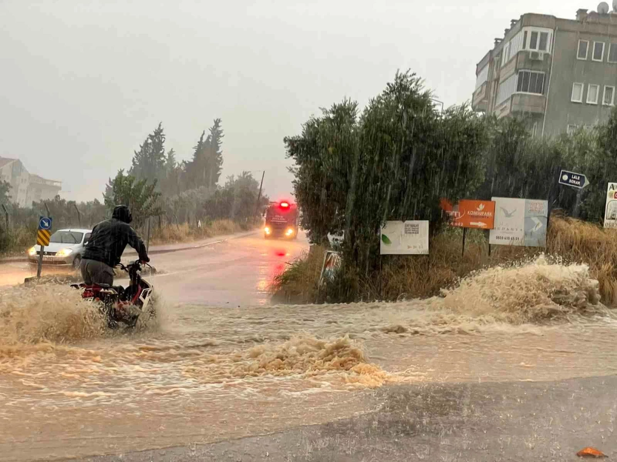 Bursa\'nın Mudanya ilçesindeki sağanak yağış sonrası yollar göle döndü