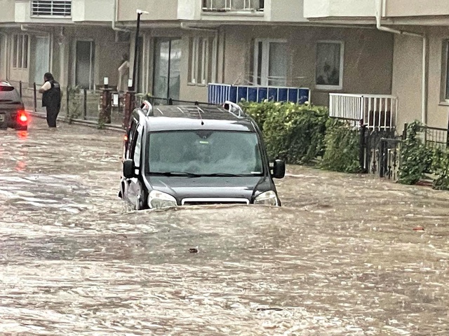 Bursa'nın Mudanya ilçesindeki sağanak yağış sonrası yollar göle döndü Bursa'nın Mudanya ilçesindeki sağanak yağış sonrası yollar göle döndü