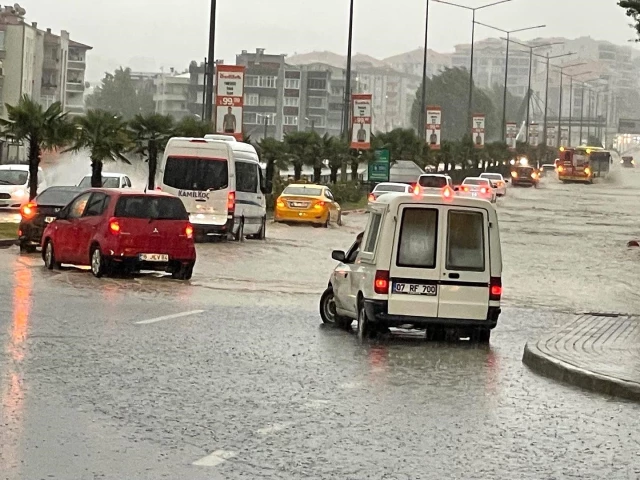 Bursa'nın Mudanya ilçesindeki sağanak yağış sonrası yollar göle döndü