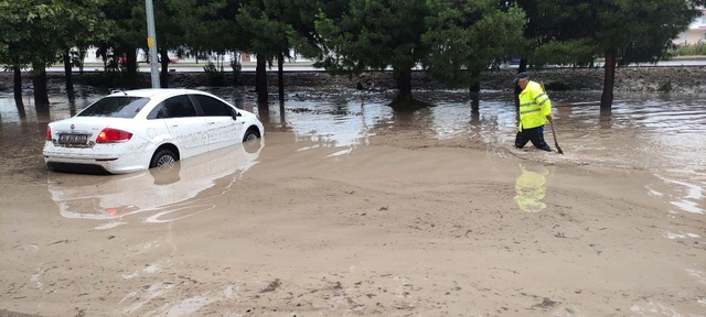 Bursa'nın Mudanya ilçesindeki sağanak yağış sonrası yollar göle döndü Bursa'nın Mudanya ilçesindeki sağanak yağış sonrası yollar göle döndü